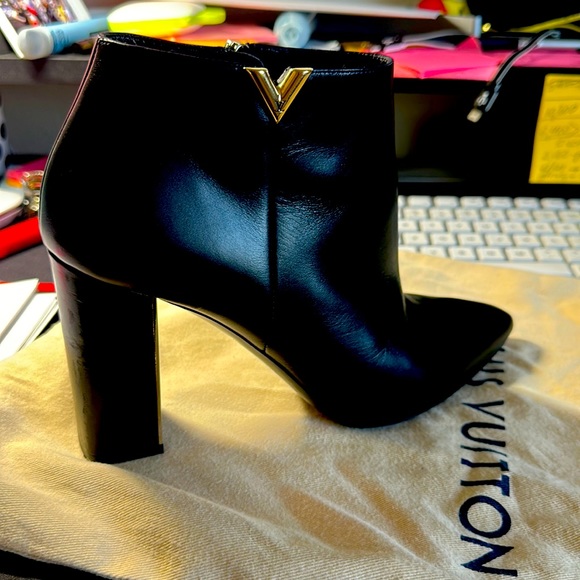 Size 38 - Picture 1 of 4